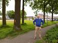 André Geerts tussen de grote eikenbomen bij de bouwplek (links)  aan de Albinonistraat in Boxtel.