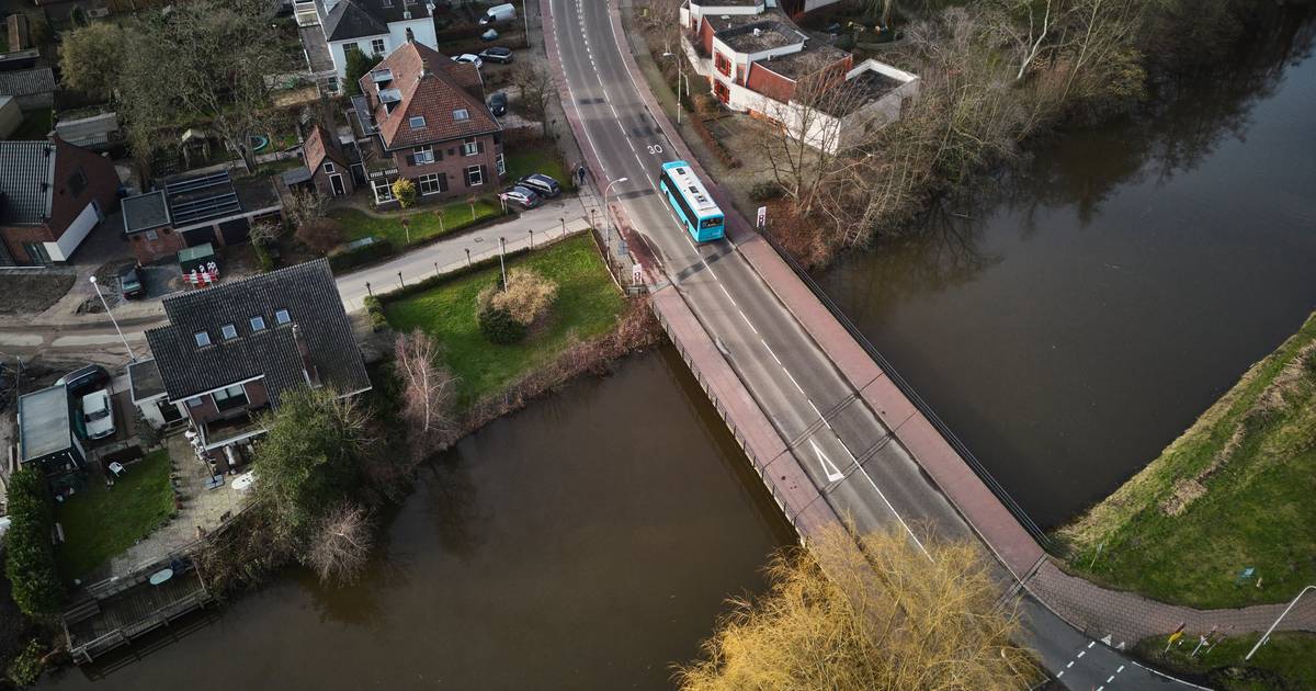 Meevaller voor verkeer richting centrum Lochem: belangrijke brug in ...