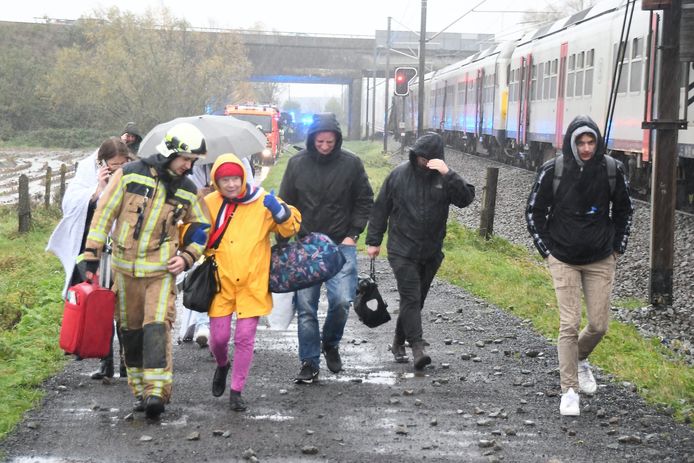 Passagiers van de gestrande trein werden geëvacueerd na de botsing in de buurt van de overweg aan de Hoogbeverenstraat in Koolskamp.