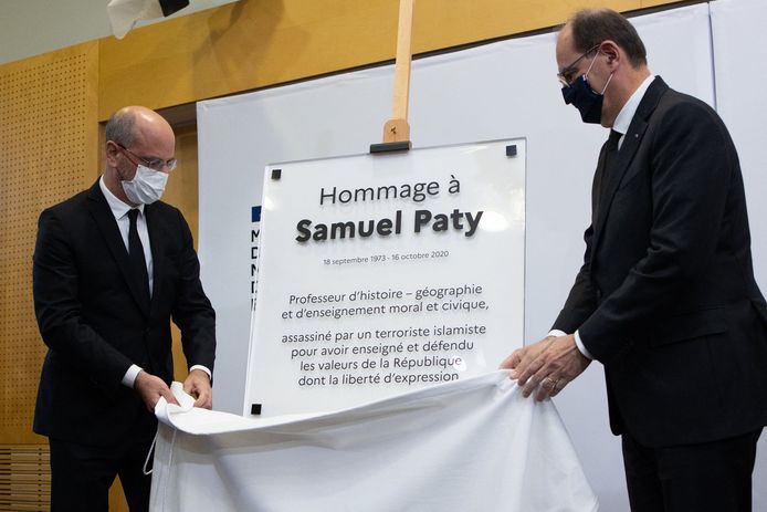 Le Premier ministre français Jean Castex et le ministre de l'Éducation nationale Jean-Michel Blanquer lors de l’inauguration d'une plaque en hommage au professeur Samuel Paty au Ministère de l'Éducation nationale, un an après son assassinat (16 octobre 2021)