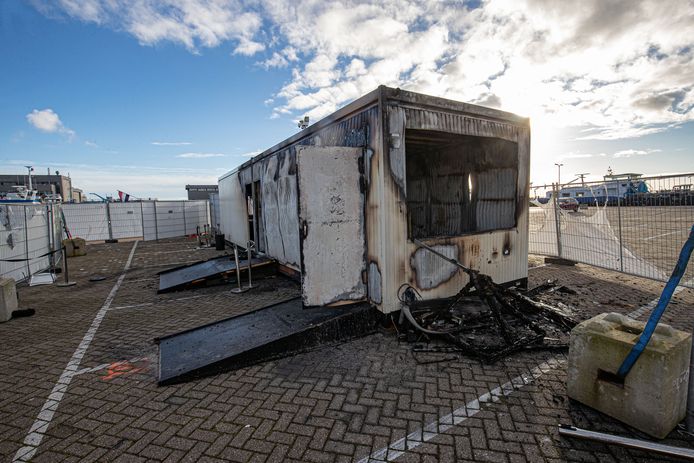De afgebrande coronateststraat op het havenplein op Urk.