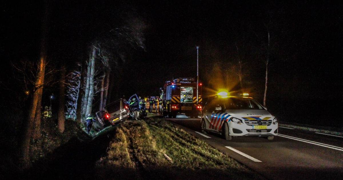 Busje in de sloot na aanrijding in Ermelo.