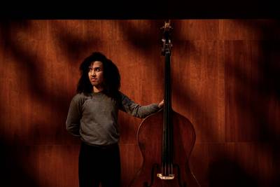 Contrabassist James Oesi speelt in de Vereeniging