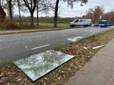 Glasplaten vallen van aanhanger en breken in duizenden stukken op de weg in Helvoirt 