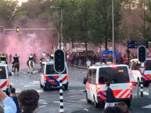 Politie geeft gas bij opsporing honderden raddraaiers FC Utrecht: ‘Verdachten zo snel mogelijk vervolgen’