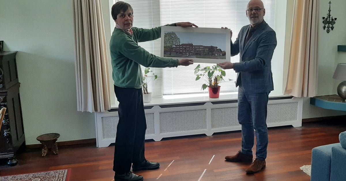 Kees Momma tekent het oude gemeentehuis in De Steeg pentekening krijgt plek in nieuwe