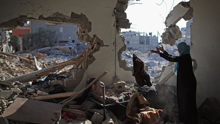 Een Palestijnse vrouw in wat er over is van haar huis in de Gazastrook. Beeld getty