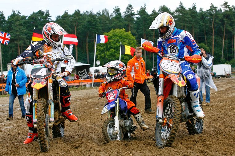 Met grootvader Harry en vader Stefan. ‘Ik moet een jaar of 3 geweest zijn toen ik voor het eerst op een motor zat. Papa heeft me nooit gepusht.’ Beeld Photo News