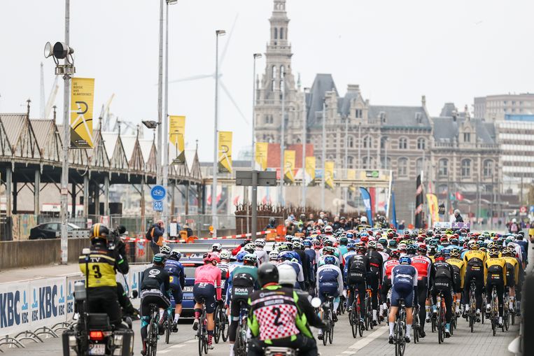 De renners zijn vertrokken uit Antwerpen. Beeld BELGA