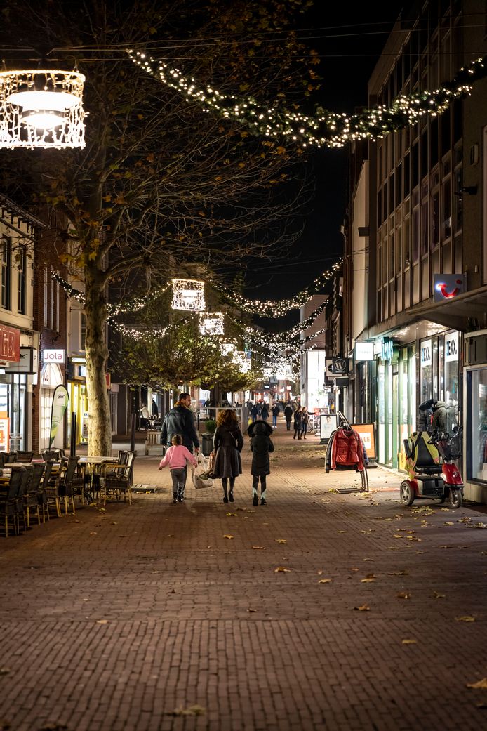 De Veestraat in Helmond (van links naar rechts) op vrijdagavond...