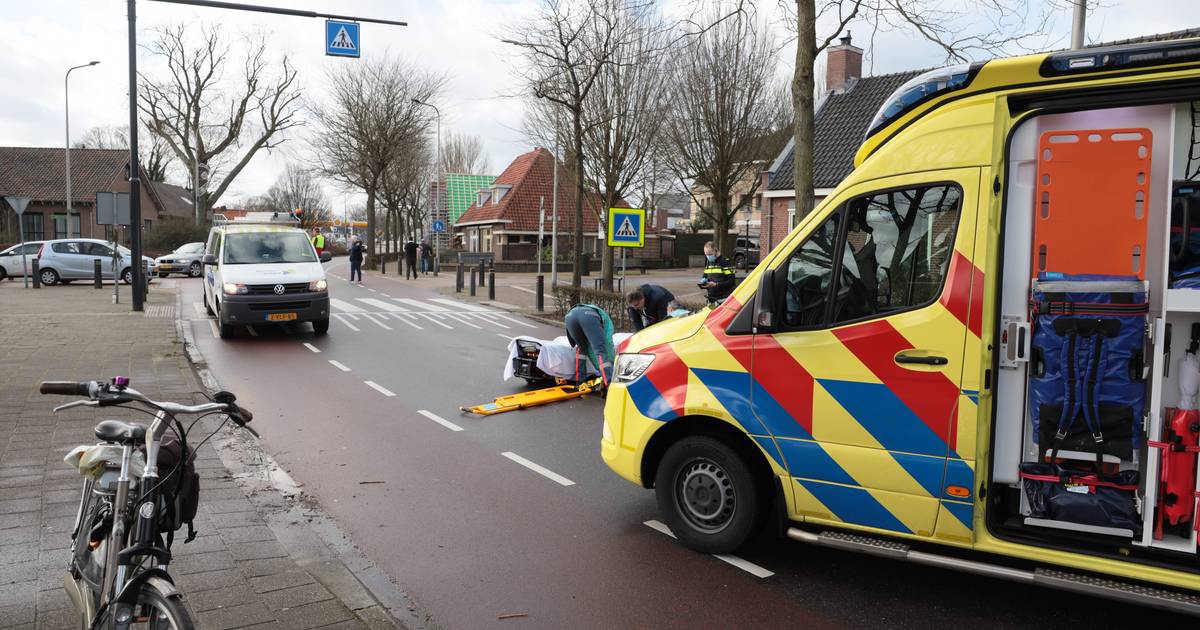 Gewonden bij aanrijding op zebrapad Ommen: slachtoffer wordt gelanceerd en komt meters verderop terecht.
