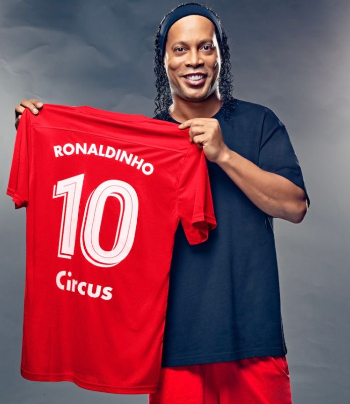 Ronaldinho met het shirt van Standard.