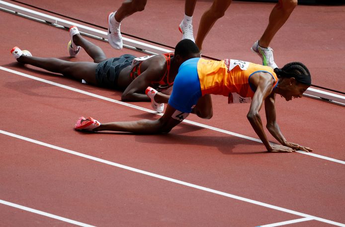 Sifan Hassan valt in de laatste ronde van de 1500 meter  halve finale in het Olympisch Stadion tijdens het atletiektoernooi van de Olympische Spelen in Tokio.