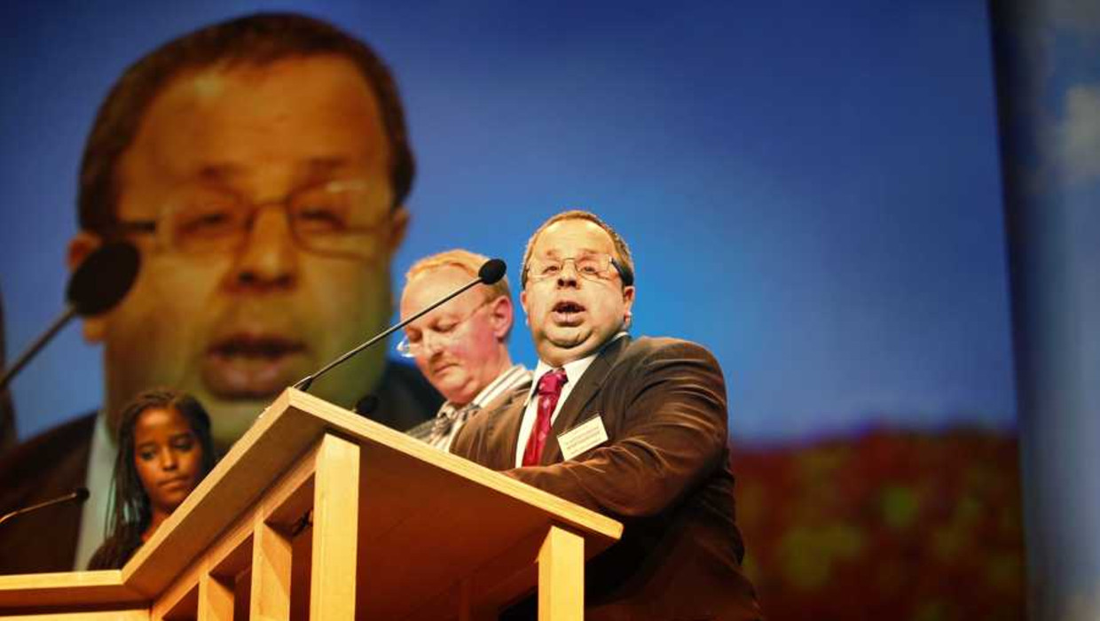 De vroegere Iraanse vluchteling Sander Terphuis houdt een toespraak tijdens het PvdA-congres in Leeuwarden. Beeld anp