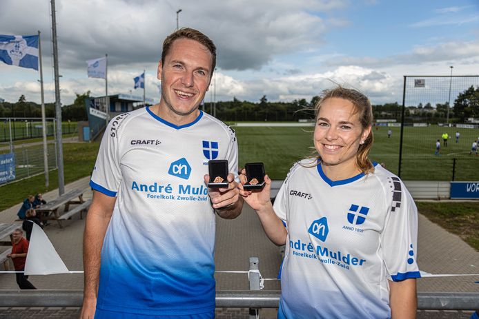 Okke Scholten en Claudia Noordman van ZAC krijgen het eerste 'Doesje', een verwijzing naar een hoofdrolspeler in de ontwikkeling van jeugdvoetbal in Nederland. De Zwolse vereniging stond dit weekend stil bij een eeuw jeugdvoetbal en bedacht daarom een speldje/onderscheiding, bestemd voor eigen jeugdspelers die het eerste halen.