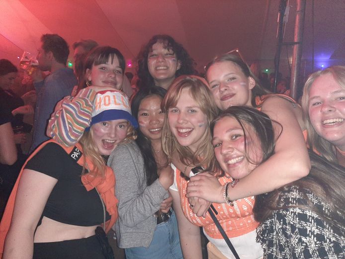 Een groepje van tien meiden 'uit de buurt' is voor het eerst naar oranjenacht in Zonnemaire. Rechtsvooraan Quirine en linksvnaast haar Marit Botbijl.