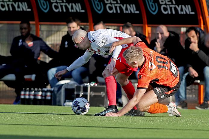 Kozakken Boys' Frenk Keukens houdt Jim Beers van Jong FC Volendam van de bal.