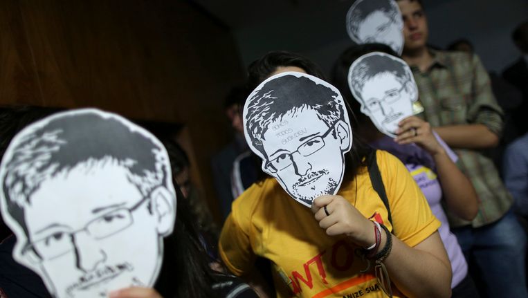 Sympathisanten van klokkenluider Edward Snowden. Beeld reuters