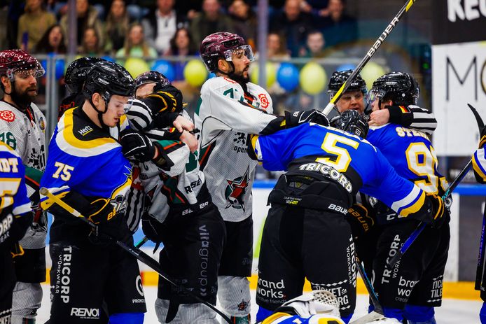Er waren genoeg opstootjes in het duel tussen Starbulls Rosenheim en Tilburg Trappers.
