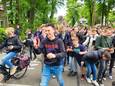 Vlogger Monstertube filmt zichzelf met een aantal leerlingen voor de school in Putten.