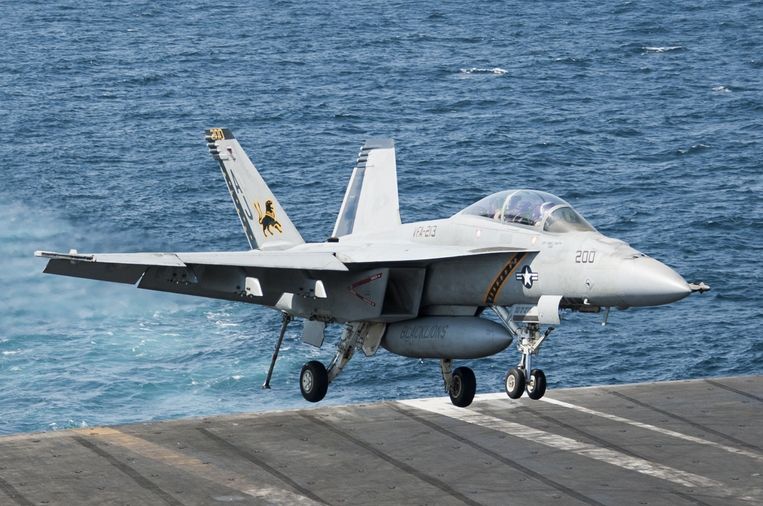 Een F/A-18F Super Hornet voert vanaf het Amerikaanse vliegdekschip USS George H.W. Bush luchtaanvallen uit op IS-stellingen in Syrië. Beeld reuters