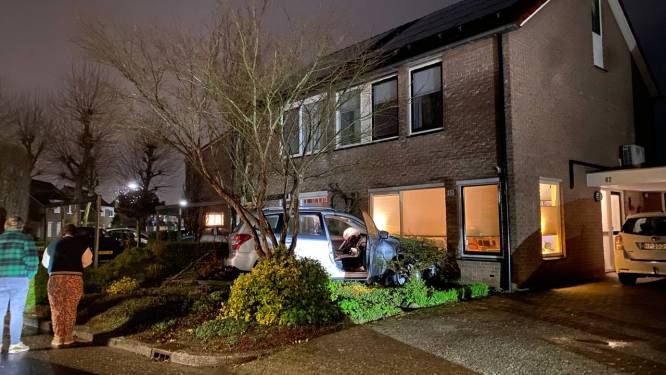 Automobilist in Hengelo ramt lantaarnpaal en rijdt tuin in: 1 gewonde