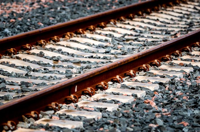 Kwartshoudende ballast bij het spoor is essentieel voor de stabiliteit, het dempen van trillingen en de afvoer van regen.