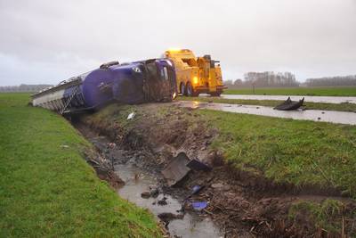 Tankwagen met 40 ton veevoer ligt gekanteld in een sloot in Altforst: Noord-Zuid (N329) afgesloten
