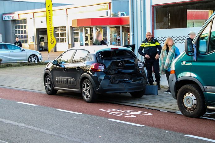 De auto liep flinke schade op bij het ongeluk in Dieren.