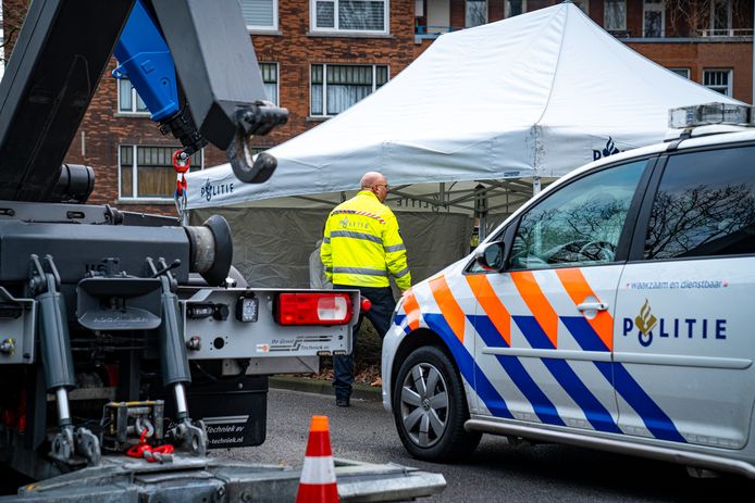 De hulpdiensten troffen maandagochtend een man aan onder een auto op de Gordelweg in Rotterdam.