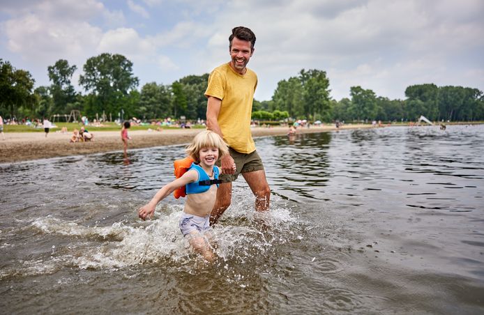 Verwachting Evacuatie Proberen Hugo (34) bedacht handige zwemhulp: met dit beestje op de rug gaan kinderen  vanzelf watertrappelen | Gezin | gelderlander.nl