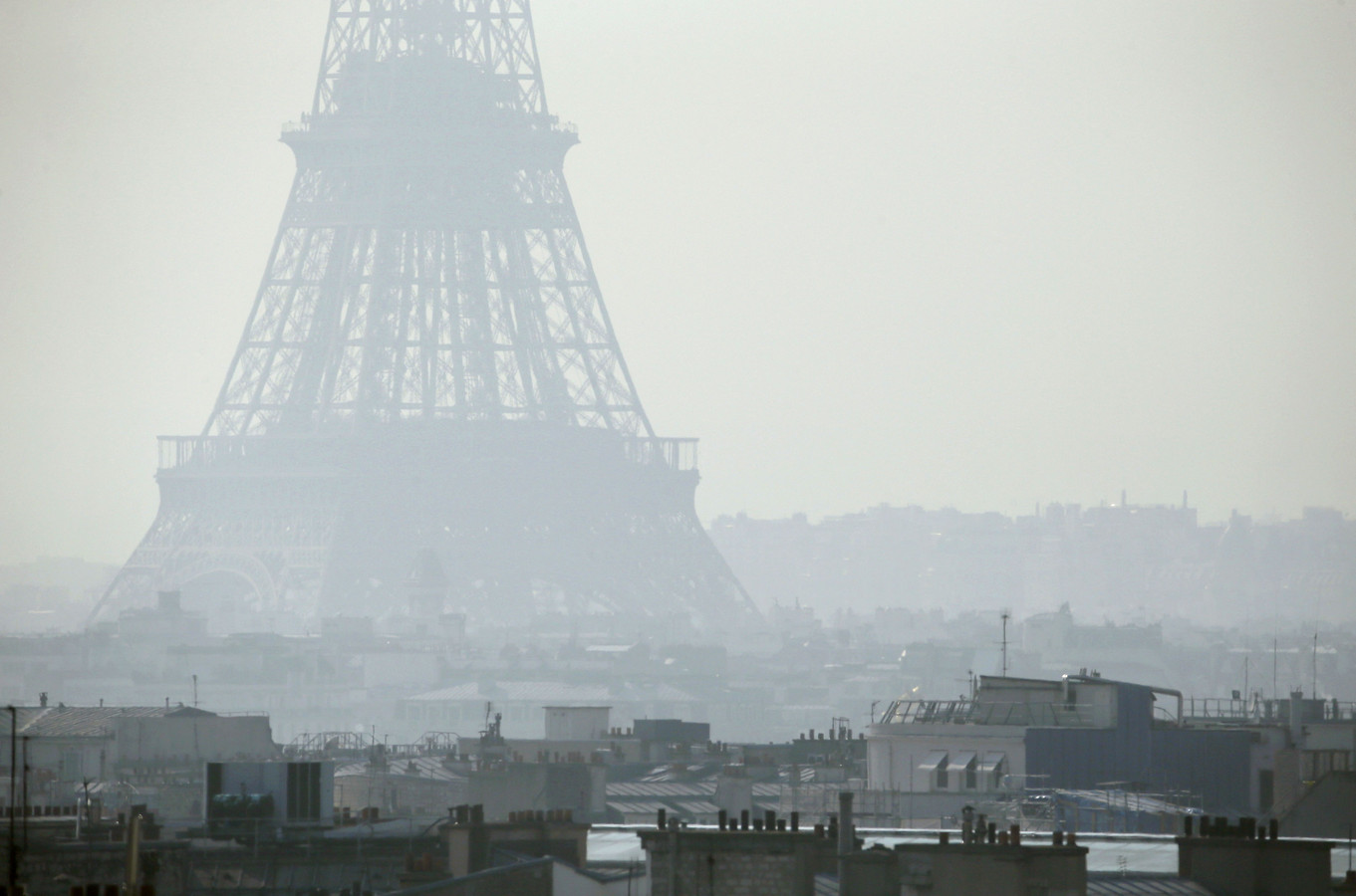 Cette photo d'archives montre la Tour Eiffel à Paris à travers un épais smog, le 14 mars 2014.