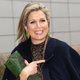 Koningin Máxima gespot in blauwe mantel van dochter Amalia