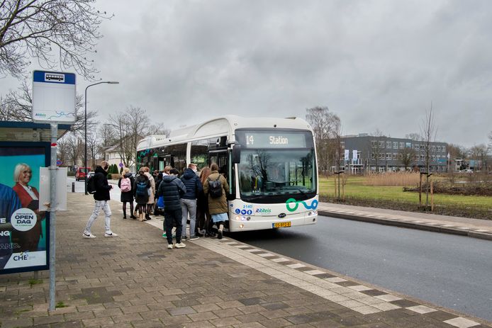 Scholieren van het Hoornbeeck College in Apeldoorn gaan met het openbaar vervoer weer naar huis. Vanaf maandag wordt er door regionale vervoerder gestaakt.