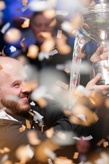 “C'est extraordinaire!”: l’émotion de Luca Brecel après son triomphe au Mondial de snooker