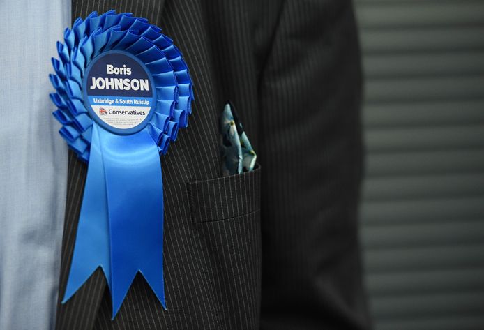Boris Johnsons naam op een blauwe rozet voor de Conservatieven.