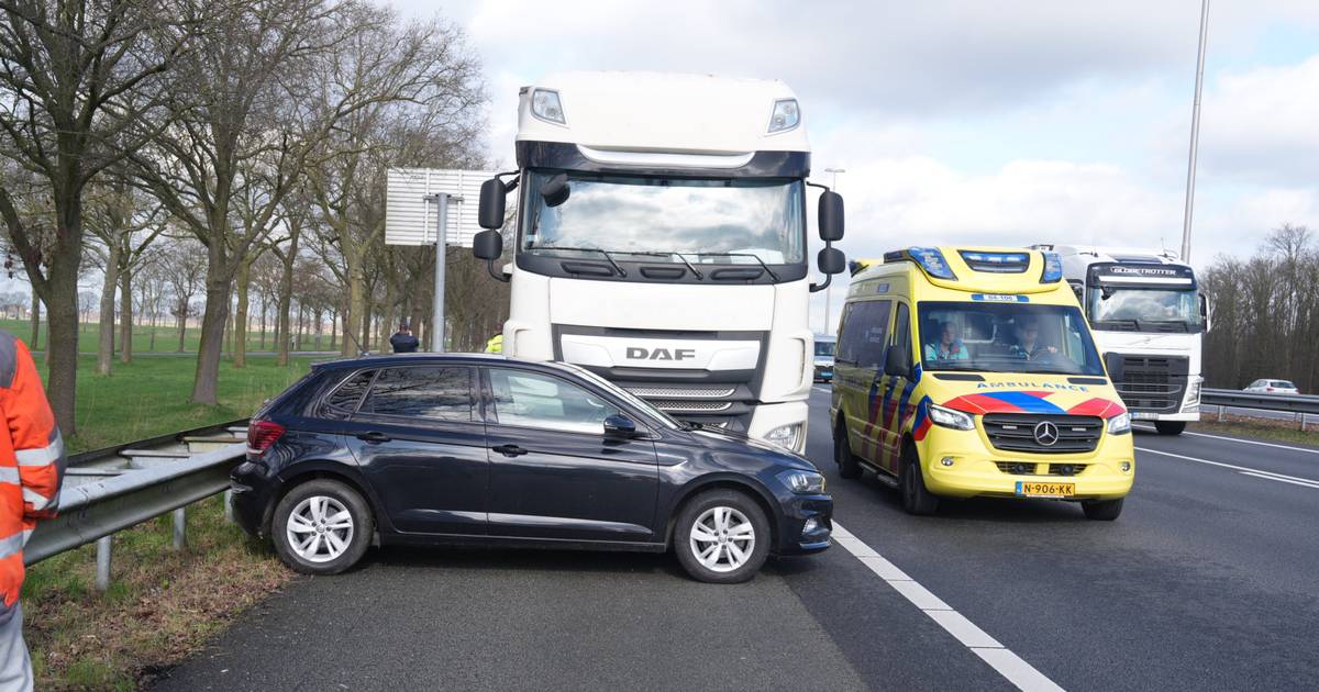 Aanrijding op A28 bij Staphorst, personenauto komt dwars voor vrachtwagen terecht.