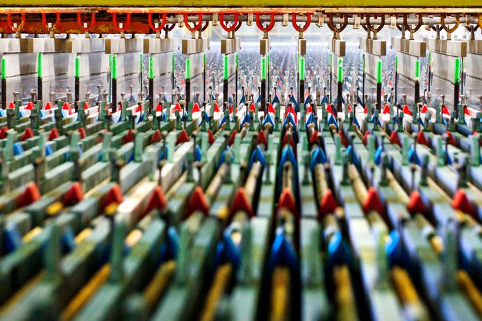 Duizenden aluminium platen 'vangen' zuivere zink tijdens het elektrolyseproces in de zinkfabriek van Nyrstar.