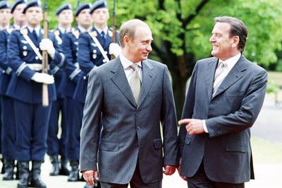 Hoe een Duitse bondskanselier zijn vader aan de Russen verloor, maar toch zijn ziel aan Poetin verkocht