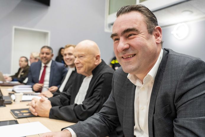 Richard de Mos in de rechtbank van Rotterdam. De Mos staat samen met partijgenoten Rachid Guernaoui en Nino Davituliani en vijf Haagse ondernemers terecht op verdenking van corruptie, omkoping en deelname aan een criminele organisatie.