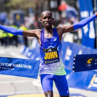 John Korir wint de marathon van Boston met parcoursrecord, Abdi Nageeye wordt 21ste