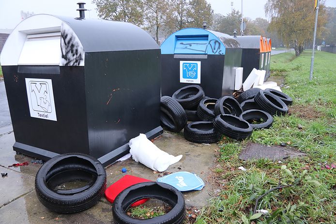 Afvaldump aan de Platinastraat in Hengelo. Vooral ’s nachts wordt er veel achtergelaten.