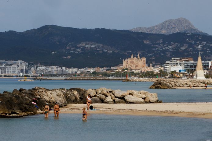 Duitse toeristen zijn vanaf maandag weer welkom op Mallorca en de andere eilanden van de Spaanse Balearen .