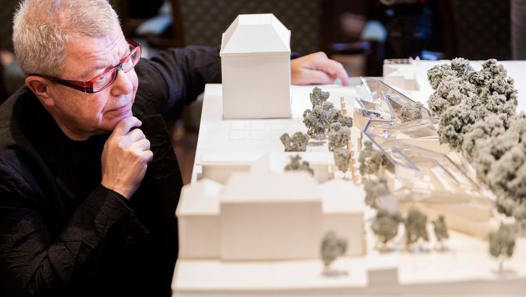 Architect Daniel Libeskind poseert bij de maquette Beeld anp