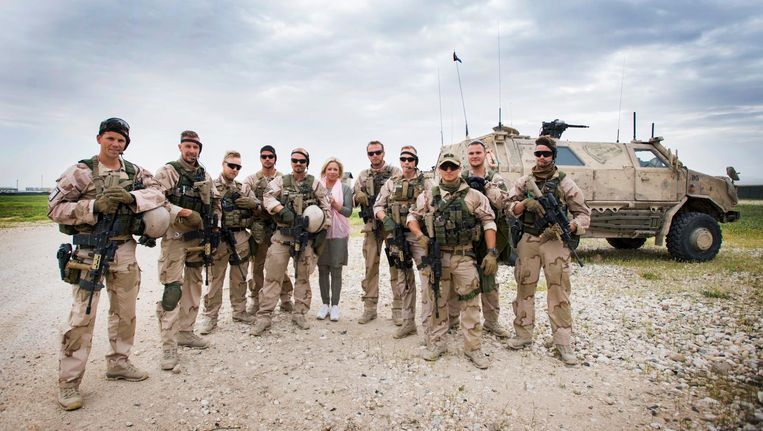 Minister Hennis-Plasschaert poseert met de guardian angels (force protection) tijdens een tweedaags bezoek aan Afghanistan, eind april 2017 Beeld anp