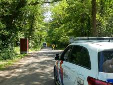 Vrouw op fiets raakt zwaargewond door aanrijding met vrachtwagen in Enschede