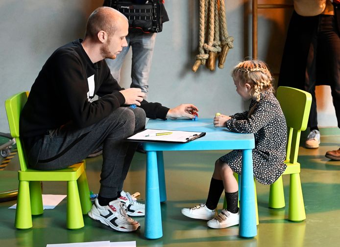 Een kleuter doet de Koalatest, de taalscreening op de kleuterschool.