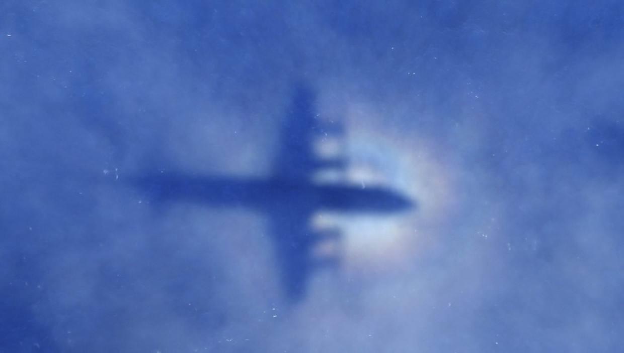 De schaduw van een Nieuw-Zeelands vliegtuig dat op zoek is naar brokstukken van de vermiste vlucht Beeld epa