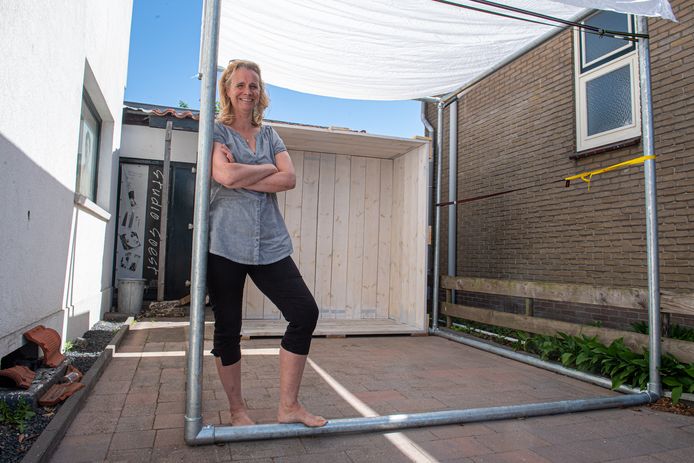Nadja Willems in haar 'Lock-down-Box'