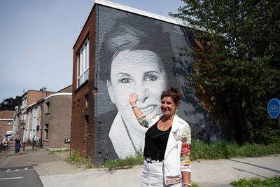 Actrice Loes Van den Heuvel geëerd met muurportret: “Ik sta te trillen van ontroering”